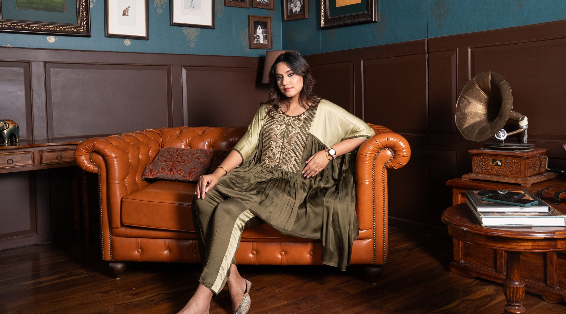 The Modern Woman’s Wardrobe: Blending Tradition with Contemporary Couture